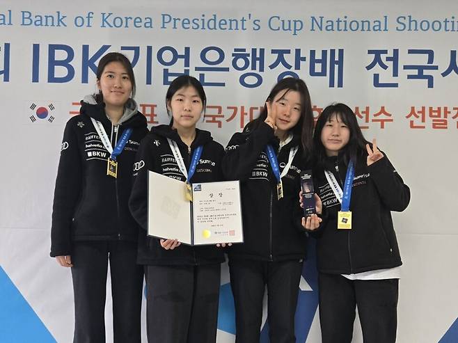 21일 충북 청주종합사격장에 열린 제2회 IBL기업은행장배 전국사격대회 여자고등부 50m 복사 단체전에서 우승을 차지한 고양 주엽고 선수들이 기념사진을 찍고 있다.