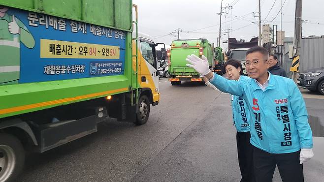 6·3 지방선거 공식 선거운동 첫날인 21일 진보당 이종욱 전남광주통합특별시장 후보가 광주 북구 용전동 소재 북구시설관리공단 출차시간에 맞춰 노동자들에게 아침 인사를 하고 있다. /박정석 기자