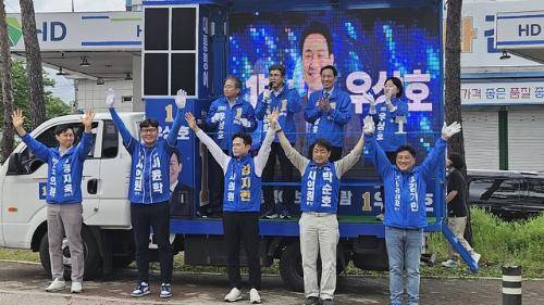 ◇더불어민주당 우상호 강원지사 후보는 21일 오후 원주 태장동 태장삼거리에서 송기헌(원주을) 국회의원, 백승아(비례) 국회의원, 여준성 원주갑지역위원장 등과 함께 거리 유세를 진행했다. 사진=김인규기자