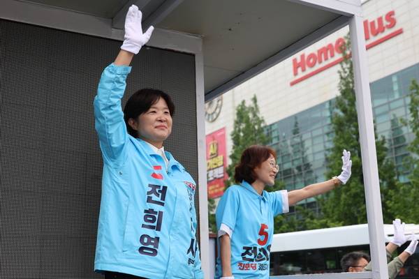 전희영 진보당 경남도지사 후보가 제9회 전국동시지방선거 선거운동 첫날인 21일 창원시 의창구 홈플러스 창원점 사거리 일대에서 인사하고 있다. /연합뉴스