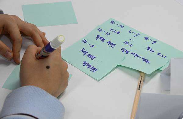 마산YMCA를 비롯한 지역 시민사회단체가 20일 오후 창원시 성산구 대원동 경남사회적경제혁신타운 대회의실에서 2026 지방선거를 앞두고 시민이 직접 후보자의 정책과 공약을 검토하고 평가하는 '유권자 정책·공약 블라인드 테스트 행사'를 열었다./김구연 기자