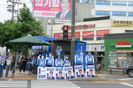 민주당 갈상돈 후보가 21일 오전 상평공단로타리에서 유세를 하고 있다.