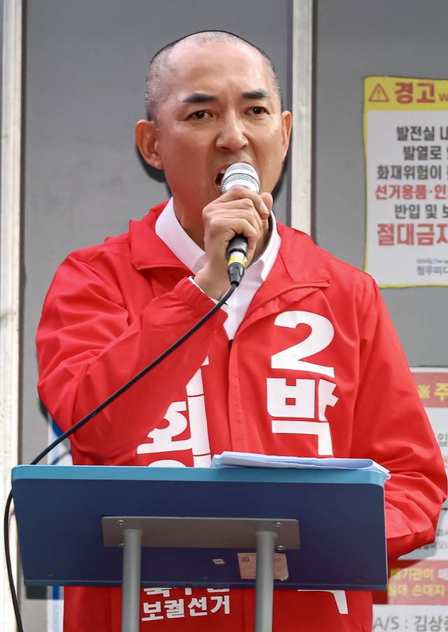국민의힘 박민식 북갑 보궐선거 후보가 21일 오후 부산 북구 쌈지공원에서 열린 출정식에서 삭발을 마치고 지지를 호소하고 있다. 김종진 기자 kjj1761@