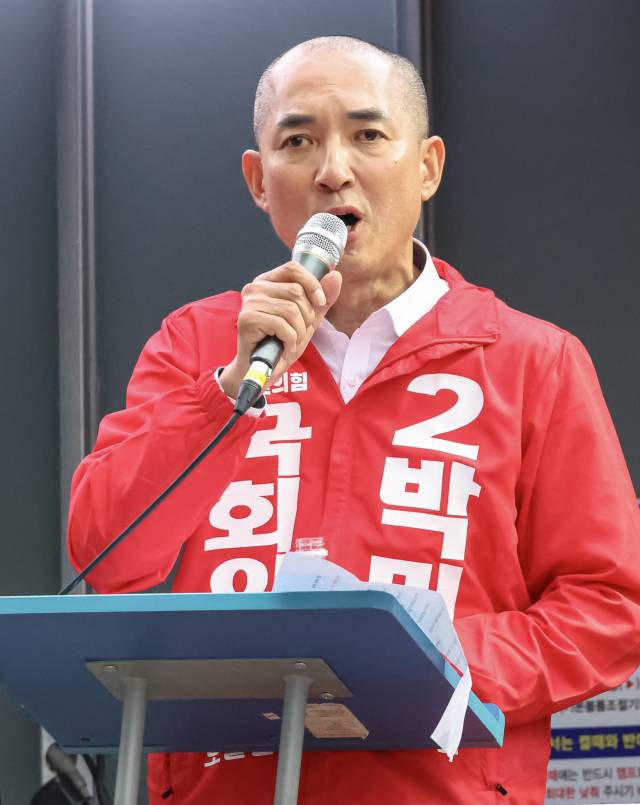 국민의힘 박민식 북갑 보궐선거 후보가 21일 오후 부산 북구 쌈지공원에서 열린 출정식에서 삭발을 마치고 지지를 호소하고 있다. 김종진 기자 kjj1761@