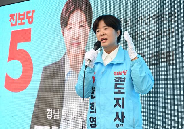 진보당 전희영 경남도지사 후보가 21일 오전 창원시 의창구 홈플러스 창원점 사거리에서 인사하고 있다./김승권 기자/