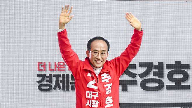 21일 제9회 전국동시지방선거 공식 선거운동 첫날 대구 중구 반월당네거리 인근 더현대 대구 앞 광장에서 국민의힘 추경호 대구시장 후보가 손을 들어 인사하며 지지를 호소하고 있다. 추 후보는 이날 대구지역 국민의힘 후보들과 합동 출정식을 열고 본격적인 지방선거 유세전에 돌입했다. 이현덕기자 lhd@yeongnam.com