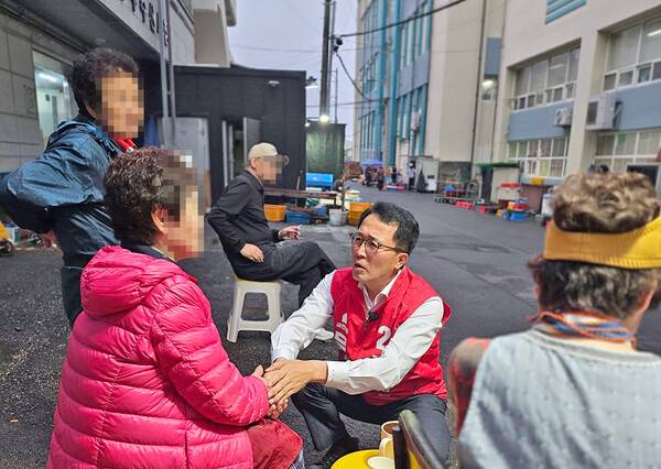 공식 선거운동 첫날인 21일 제주시수협 어판장을 찾은 문성유 후보.