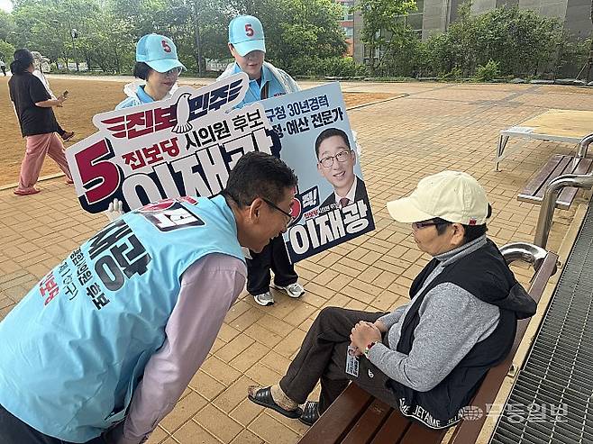 이재광 진보당 전남광주통합시의원 후보가 21일 오전 광주 북구 시화문화마을 커뮤니티센터 인근 공원에서 시민에게 지지를 호소하고 있다. 박찬 기자