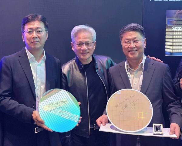 엔비디아 젠슨 황 CEO가 GTC 2026 현장에서 삼성전자 부스를 방문해 기념촬영을 하고 있는 모습. (왼쪽부터)황상준 메모리개발담당 부사장, 엔비디아 젠슨 황 CEO,&nbsp; 한진만 파운드리 사업부장 사장. 제품은 좌측부터 삼성전자 HBM4 코어다이 웨이퍼와 그록 LPU 파운드리 4나노 웨이퍼. 각 웨이퍼에는 'AMAZING HBM4'와 'Groq Super FAST'라는 젠슨 황 CEO의 친필 서명이 적혀있다. [출처=삼성전자]