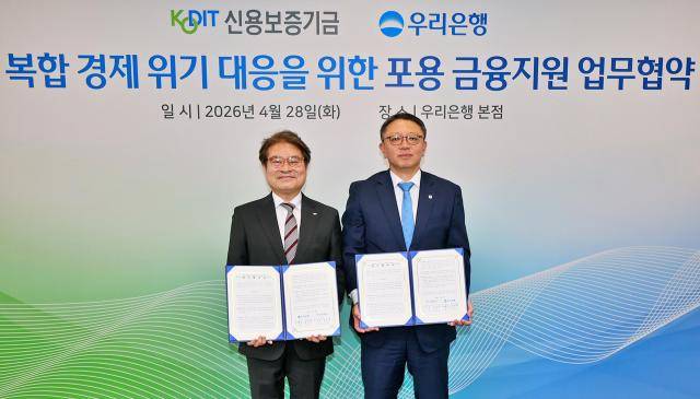 정진완 우리은행장(오른쪽)이 지난달 서울 중구 우리은행 본점에서 열린 '복합 경제 위기 대응을 위한 포용 금융지원' 업무협약식에서 강승준 신용보증기금 이사장과 기념 촬영하고 있다.[사진=연합뉴스]