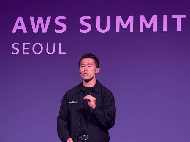 이상희 센드버드 코리아 대표이사가 지난 20일 AWS 서밋 코리아2026에서 키노트를 진행하고 있다. [사진=센드버드]