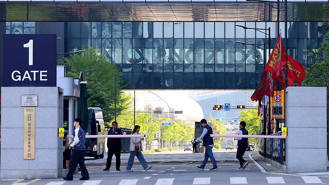 인천 연수구&nbsp;삼성바이오로직스 공장에 출근한 직원들이 이동하고 있다. /연합뉴스