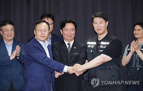 손 맞잡은 노사정(수원=연합뉴스) 홍기원 기자 = 20일 경기도 수원시 장안구 경기고용노동청에서 열린 삼성전자 임금협상을 마친 후 여명구 삼성전자 DS(디바이스솔루션·반도체 사업 담당) 피플팀장과 최승호 삼성그룹 초기업노동조합 삼성전자지부 위원장이 잠정 합의안에 서명한 후 김영훈 고용노동부 장관과 손을 맞잡고 있다. 2026.5.20 [공동취재] xanadu@yna.co.kr