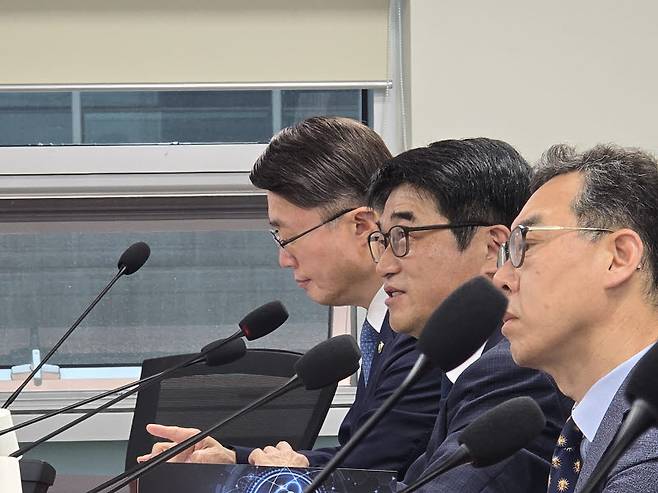 21일 서울 여의도 국회의원회관에서 이정헌 더불어민주당 의원 주최, 더불어민주당 정보통신특별위원회 주관으로 열린 ‘디지털 기술 상생 발전과 소비자 편익 확대를 위한 상호운용성 개선 방안 토론회’가 개최됐다. 이원철(가운데) 숭실대 전자정보공학부 교수가 발표하고 있다(사진=윤정훈 기자)
