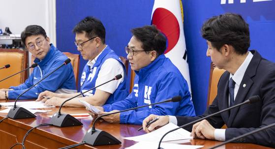 〈YONHAP PHOTO-6011〉 유정복 인천시장 후보 가상자산 의혹 회견문 읽는 민주당 의원들   (서울=연합뉴스) 황광모 기자 = 더불어민주당 인천 지역 국회의원인 노종면(왼쪽부터), 허종식, 박선원, 이훈기 의원이 21일 국회에서 국민의힘 유정복 인천시장 후보 가상자산 의혹과 관련해 유 후보의 배우자 음성 녹취와 녹취록을 공개한 뒤 회견문을 읽고 있다. 2026.5.21    hkmpooh@yna.co.kr/2026-05-21 16:05:39/ 〈저작권자 ⓒ 1980-2026 ㈜연합뉴스. 무단 전재 재배포 금지, AI 학습 및 활용 금지〉