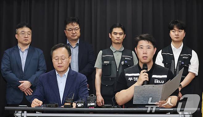 최승호 삼성그룹 초기업노동조합 삼성전자지부 위원장이 20일 경기 수원시 장안구 경기고용노동청에서 열린 삼성전자 임금협상을 마친 후 발언을 하고 있다. (공동취재) 2026.5.20 ⓒ 뉴스1 김영운 기자