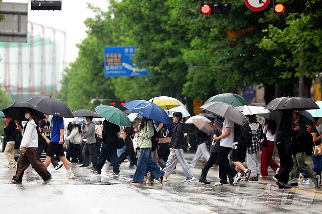 여름을 재촉하는 비가 내린 20일 광주 북구 용봉동 전남대학교 후문 횡단보도를 학생들이 우산을 쓰고 걸어가고 있다.(광주 북구 제공. 재판매 및 DB 금지) ⓒ 뉴스1 박지현 기자