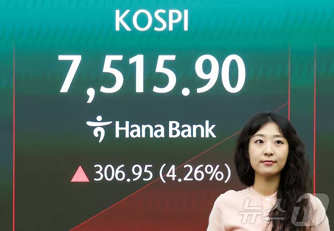 코스피가 개장 직후 7500선을 돌파한 21일 서울 중구 하나은행 딜링룸 전광판에 코스피 지수가 표시돼 있다. 026.5.21 ⓒ 뉴스1 이종수 인턴기자