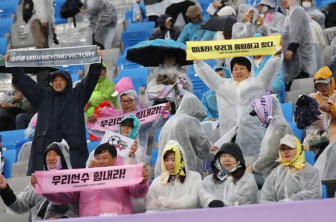 응원하는 공동응원단. 사진 | 수원=연합뉴스