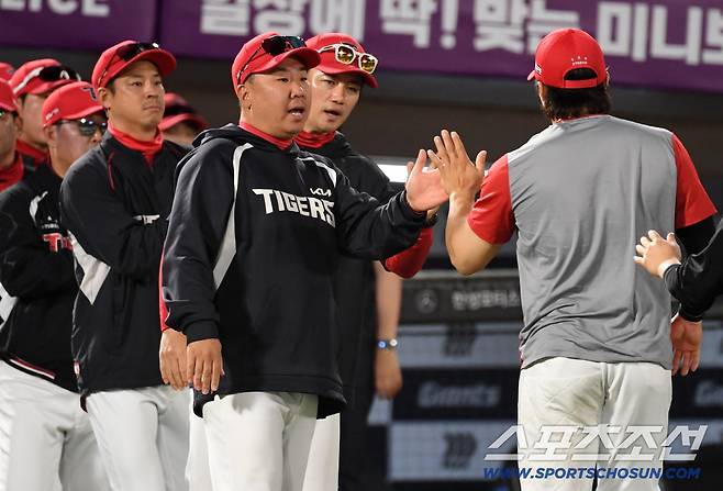9일 부산 사직구장에서 열린 롯데와 KIA의 경기. 승리한 KIA 이범호 감독이 기뻐하고 있다. 부산=박재만 기자 pjm@sportschosun.com/2026.05.09/