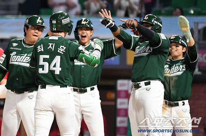 15일 인천SSG랜더스필드에서 열린 SSG와 LG의 경기. 8회말 1사 만루 SSG 최지훈이 만루포를 날린 뒤 환호하고 있다. 인천=박재만 기자 pjm@sportschosun.com/2026.05.15/