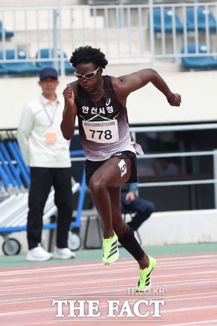 비웨사가 지난달 30일 목포에서 열린 제55회 전국종별육상경기선수권대회 남자일반부 100m 에선에서 트랙을 질주하고 있다./목포=대한육상연맹