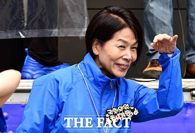 최민희 더불어민주당 의원이 6.3 지방선거 공식선거운동 첫날인 21일 오전 경기 성남시 분당 서현역 앞에서 열린 추미애 경기도지사 후보 선거 출정식에 참석해 선거운동원들과 율동을 하고 있다. /성남=임영무 기자