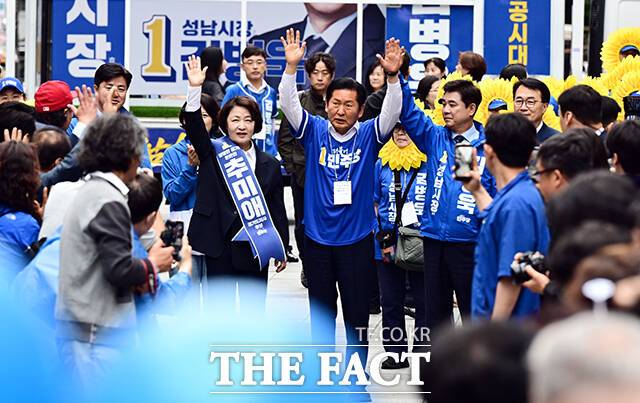 추미애 더불어민주당 경기도지사 후보와 정청래 더불어민주당 대표, 김병욱 성남시장 후보가 6.3 지방선거 공식선거운동 첫날인 21일 오전 경기 성남시 분당 서현역 앞에서 열린 출정식에서 도착해 지지자들을 향해 손을 흔들고 있다. /성남=임영무 기자