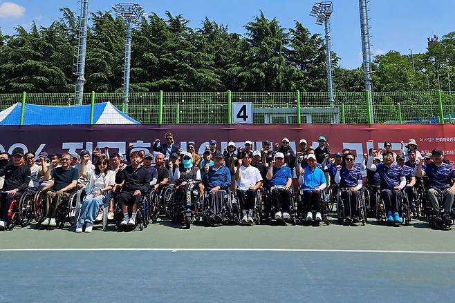 제3회 전국 휠체어테니스리그 1차 대회 단체사진. 대한장애인테니스협회