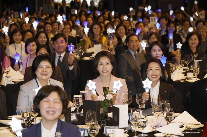 김혜경 여사가 21일 서울 강남의 한 호텔에서 열린 숙명 창학 120주년 기념 전야제에서 기념촬영을 하고 있다. [청와대통신사진기자단] 연합뉴스