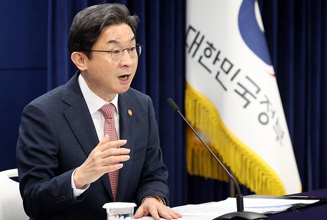 이억원 금융위원장이 21일 정부서울청사에서 기자간담회를 하고 있다./뉴스1