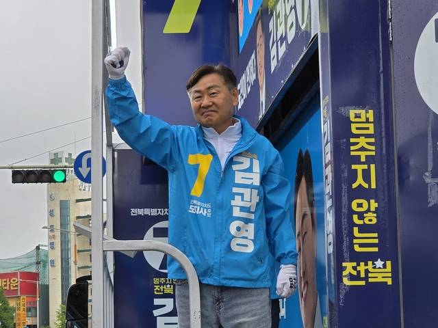 김관영 무소속 전북지사 후보가 21일 오전 출정식 전 전주 롯데백화점 인근에서 첫 선거운동을 하고 있다. [김윤정 기자]