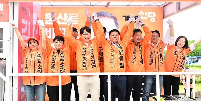 개혁신당 울산시당이 21일 공업탑 로터리에서 6.3 지방선거 울산 남구갑 국회의원 보궐선거 출정식을 가졌다. 참석한 후보들이 두 손을 높이 들고 유권자들에게 인사하고 있다. 연합뉴스