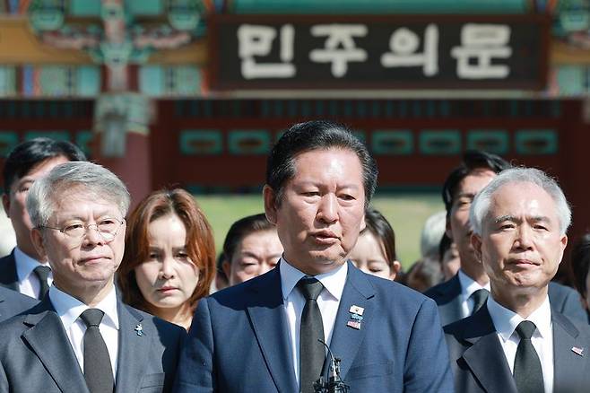 정청래 더불어민주당 대표가 지난 18일 광주 북구 국립 5·18민주묘지를 참배한 뒤 취재진 앞에서 발언하고 있다. 연합뉴스