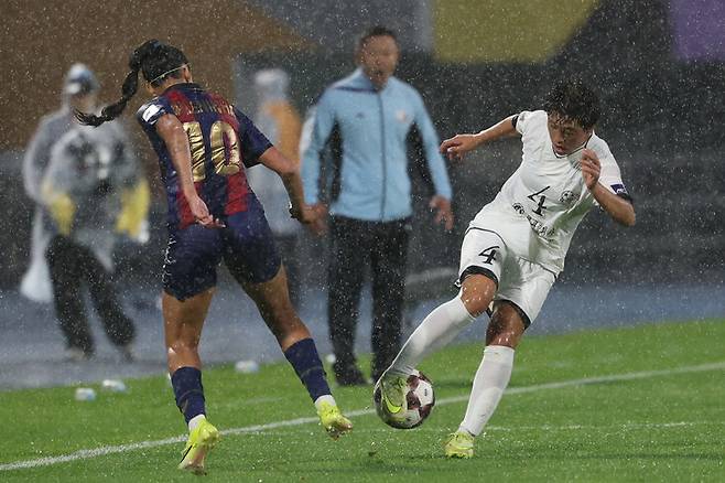 수원FC 위민과 내고향여자축구단 선수들이 지난 20일 수원 장안구 수원종합운동장에서 열린 2025~2026 아시아축구연맹(AFC) 여자 챔피언스리그(AWCL) 4강에서 공을 다투고 있다. 김영원 기자 forever@hani.co.kr