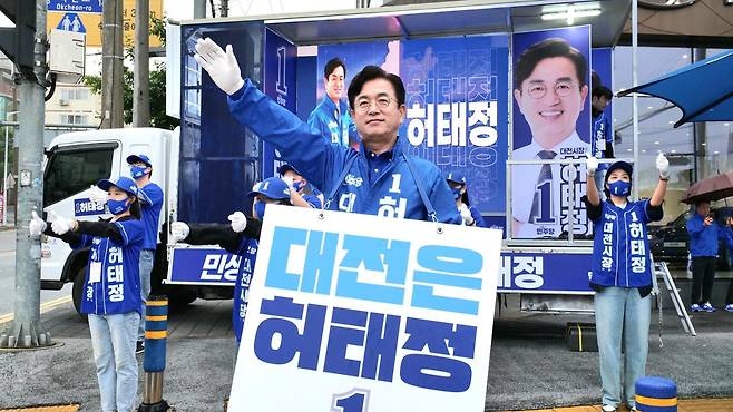 허태정 더불어민주당 대전시장 후보가 공식 선거운동 첫날인 21일 동구 판암네거리에서 첫 거리 유세를 갖고 출근길 시민들에게 인사하며 지지를 호소하고 있다. 허태정 후보 캠프 제공