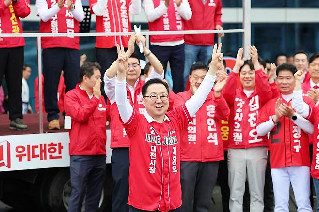 이장우 국민의힘 대전시장 후보가 공식 선거운동 첫날인 21일 대전역 서광장에서 출정식을 갖고 압도적 승리를 위한 지지를 호소하고 있다. 이장우 후보 캠프 제공