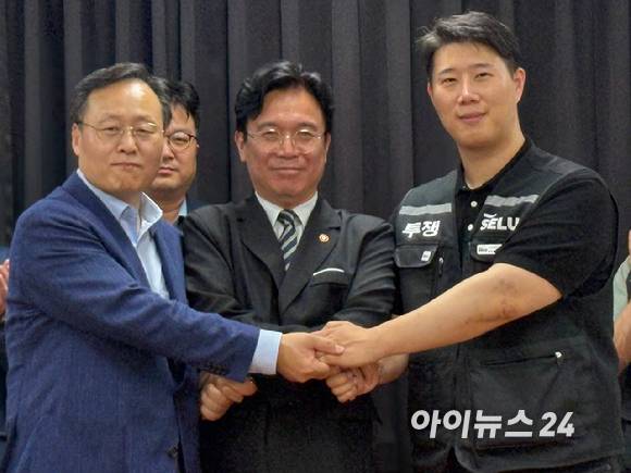 여명구(왼쪽부터) 삼성전자 DS부문 부사장, 김영훈 고용노동부 장관, 최승호 초기업노조 위원장이 20일 수원 경기고용노동청에서 열린 노사 대화를 마치고 손을 맞잡고 있다. [사진=권서아 기자]