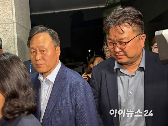 여명구(왼쪽부터) 삼성전자 DS부문 부사장, 김형로 DS 부사장이 20일 수원 경기고용노동청에서 열린 노사 대화를 합의로 마무리하고 퇴장하고 있다. [사진=권서아 기자]