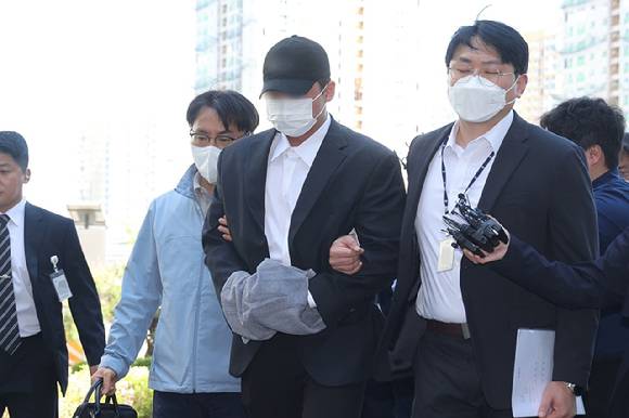 경기도 남양주시 의정부지방법원 남양주지원에서 김창민 영화감독 상해치사 사건 피의자(가운데)가 구속 전 피의자 심문(영장실질심사)을 위해 법정으로 이동하고 있다. 2026.5.4 [사진=연합뉴스]