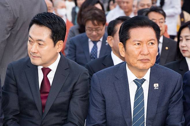 더불어민주당 정청래(오른쪽), 국민의힘 장동혁 대표가 지난해 30일 서울 여의도 국회 중앙잔디광장에서 열린 부처님오신날 봉축점등식에 참석해 자리하고 있다. [뉴스1]