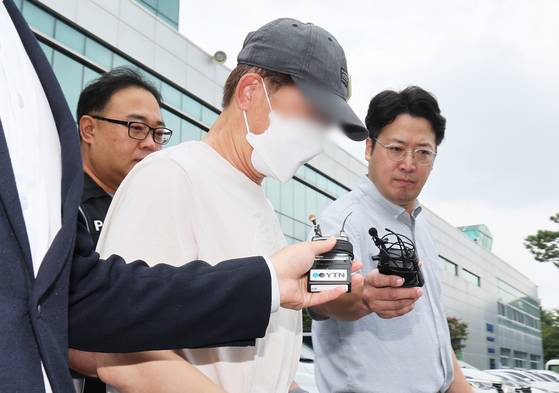 지난해 9월11일 인천에서 틱토커인 20대 여성을 폭행하고 살해해 살인 및 사체유기 혐의로 구속영장이 청구된 50대 남성이 구속 전 피의자 심문(영장실질심사)에 출석하기 위해 경기도 용인동부경찰서에서 나오고 있다. 연합뉴스