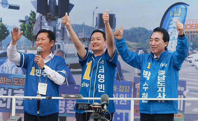 정청래 대표가 21일 충남 공주산성시장에서 민주당 박수현 충남도지사 후보와 김영빈 충남 공주부여청양 국회의원 보궐선거 후보 지원 유세를 하고 있다. 연합뉴스