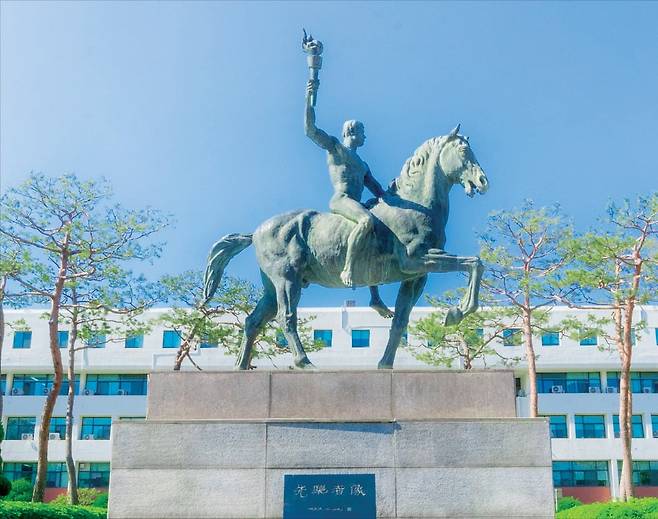 아주대 상징물 선구자상 /아주대 제공