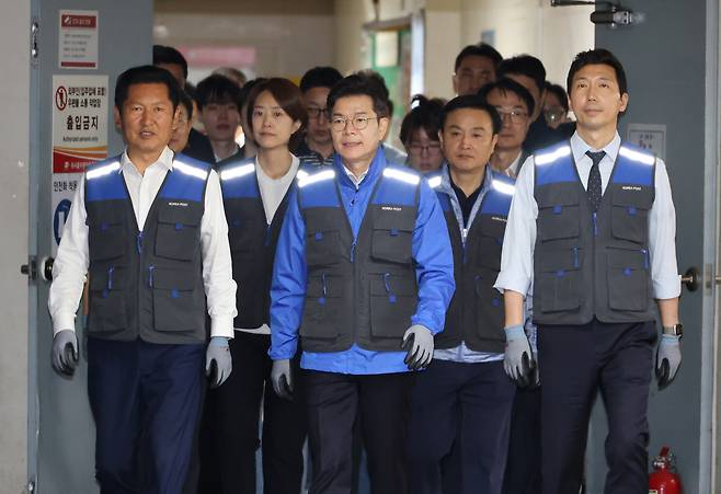 6·3 지방선거 공식 선거운동의 막이 오른 21일 0시 정원오 더불어민주당 서울시장 후보(가운데)가 정청래 대표(왼쪽), 고민정 의원, 이정헌 의원, 문종철 광진구청장 후보와 함께 택배 업무를 체험하기 위해 서울 광진구 동서울우편집중국을 방문했다. 연합뉴스