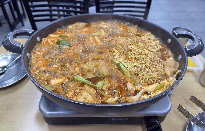 Tteokbokki (spicy rice cakes) served at Ma Bok-rim Tteokbokki [WOO JI-WON]