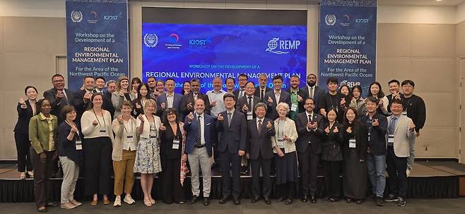 ‘서태평양 지역환경관리계획(REMP) 워크숍’에 참석한 한국·미국·일본·중국·러시아 등 15개국 전문가들이 부산 벡스코에서 기념촬영을 하고 있다. KIOST 제공