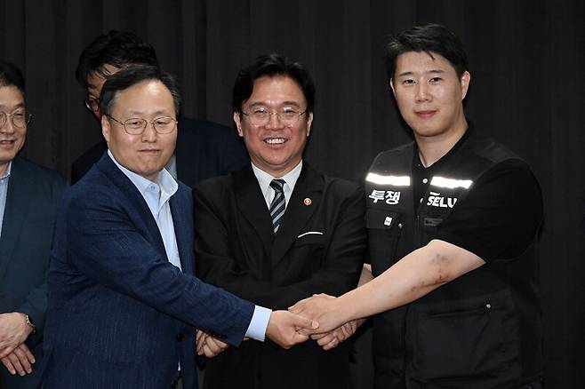 경기도 수원시 장안구 경기고용노동청에서 열린 삼성전자 임금협상을 마친 후 여명구 삼성전자 DS(디바이스솔루션·반도체 사업 담당) 피플팀장과 최승호 삼성그룹 초기업노동조합 삼성전자지부 위원장이 잠정 합의안에 서명한 후 김영훈 고용노동부 장관과 기념촬영을 하고 있다. 2026.5.20 / 사진=공동취재