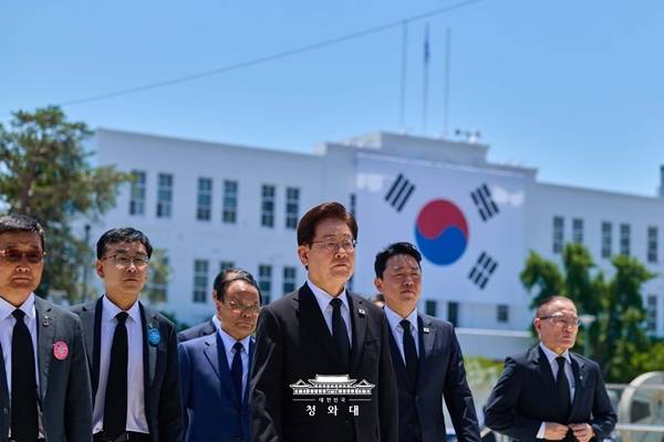 ▲ 이재명 대통령이 참모들과 지난 18일 광주에 위치한 옛 전남도청을 방문한 모습. 사진=청와대