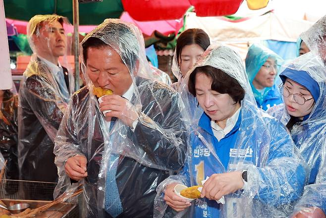 20일 경기도 여주한글시장에서 고추튀김을 맛보는 정청래 더불어민주당 대표. 연합뉴스